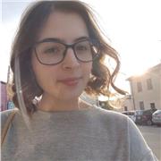 Studentessa universitaria da ripetizioni per studenti di scuole medie e superiori e aiuto-compiti per bambini delle elementari